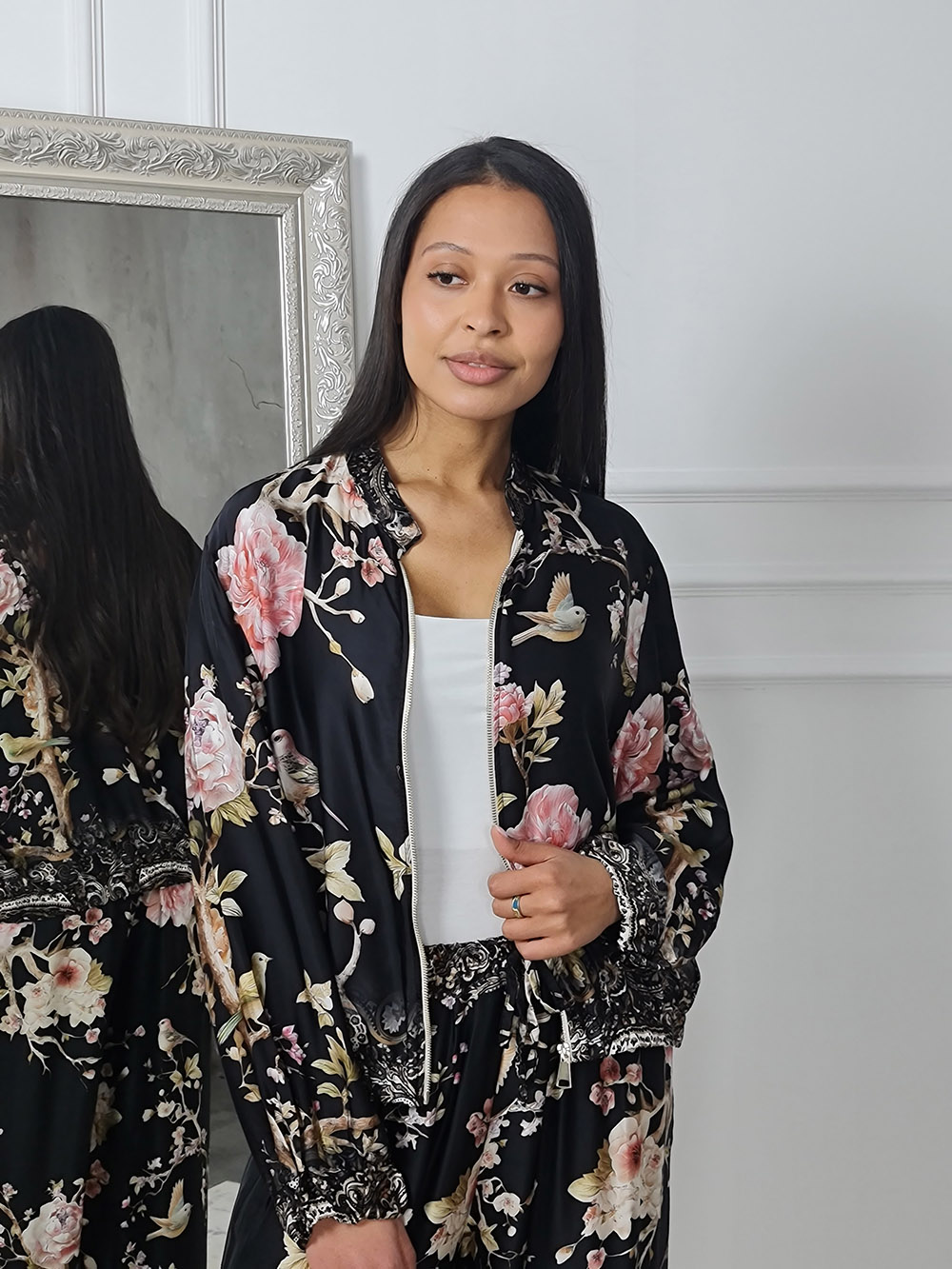 Костюм New Colletcion атласный с принтом цветы черный, фотография №3
