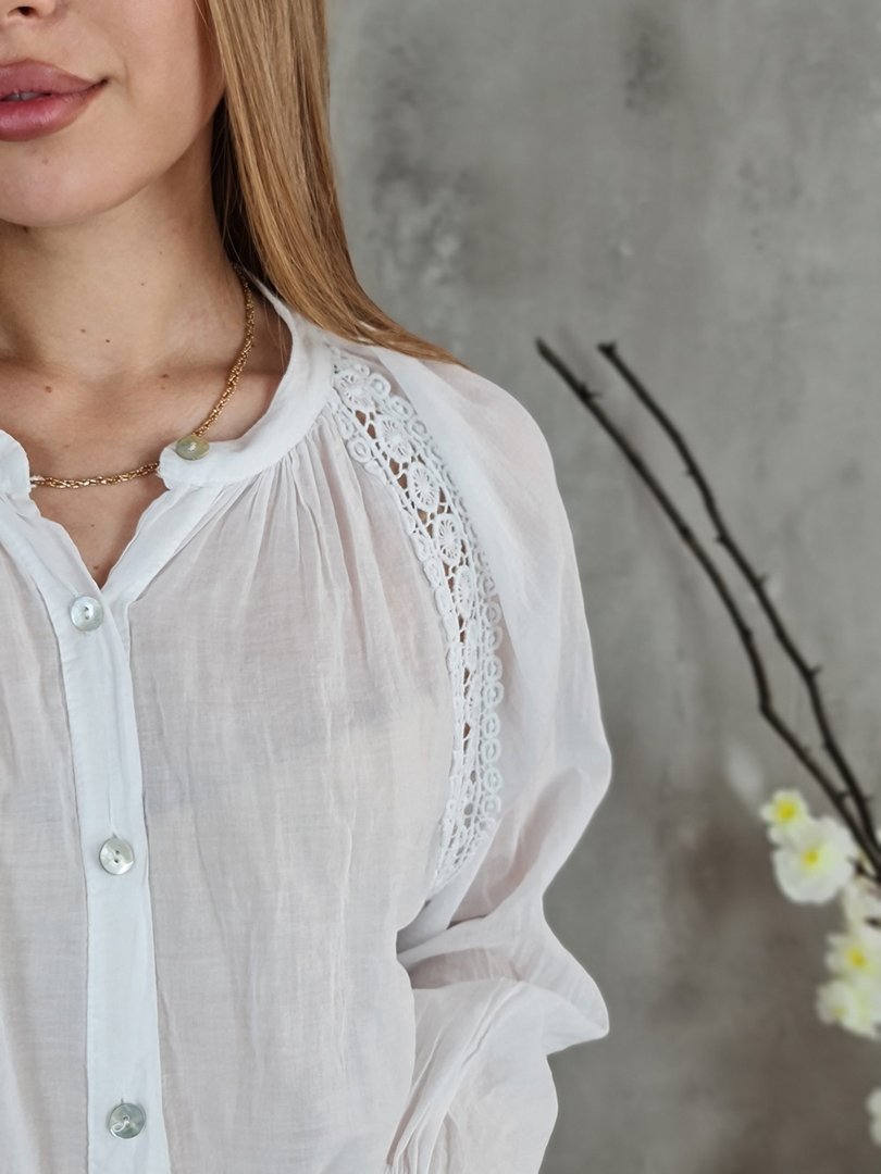 Рубашка MIHO'S с кружевными вставками на пройме белая, фотография №4