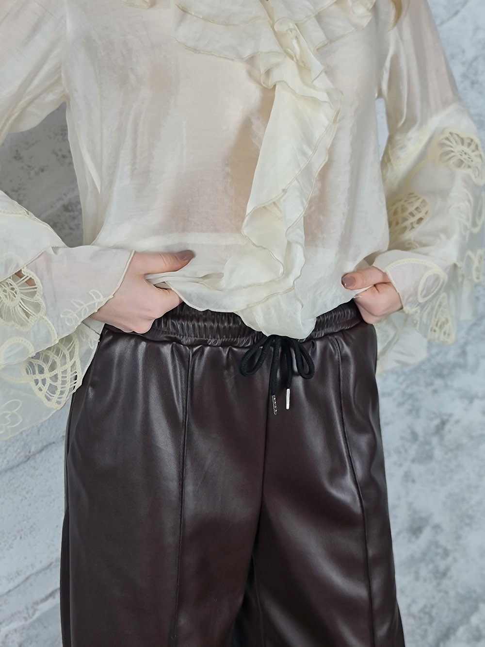 Брюки Mitica&Co. экокожа на резинке шоколад, фотография №3