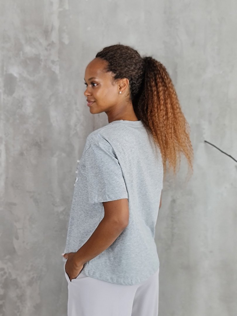 Футболка Lumina с сердечком из камушек на груди серая, фотография №3