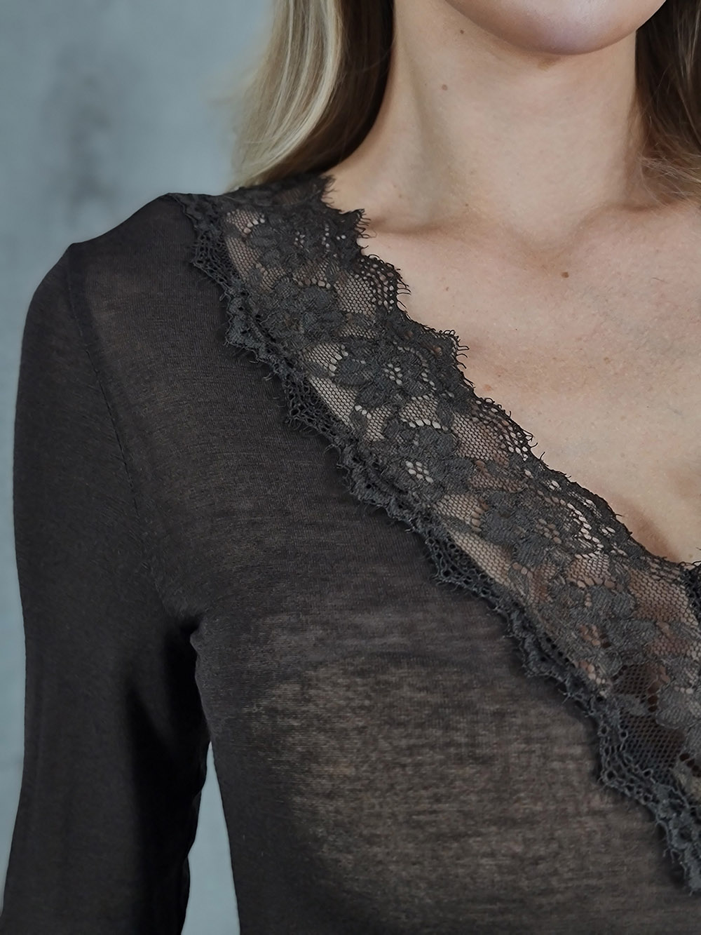 Лонгслив LUMINA с кружевом и кашемиром шоколад, фотография №4