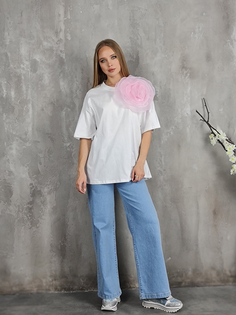 Футболка MOCHY с пудровым воздушым цветком слева белая, фотография №2