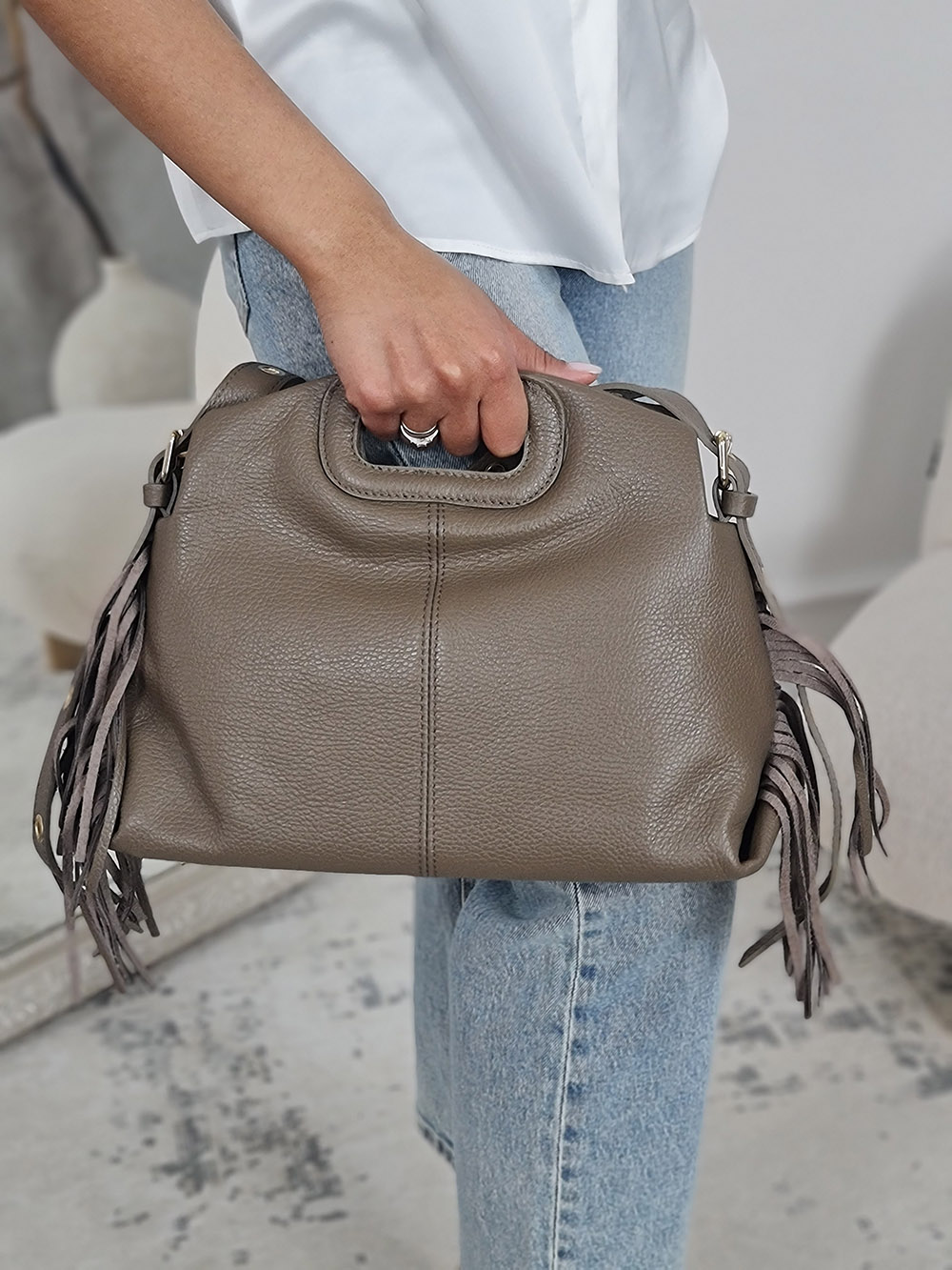 Сумка с бахромой по бокам тауп , фотография №2