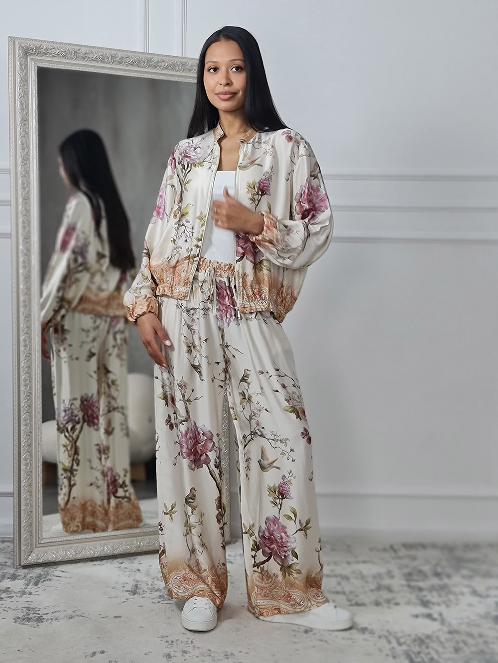 Костюм New Colletcion атласный с принтом цветы белый, фотография №1