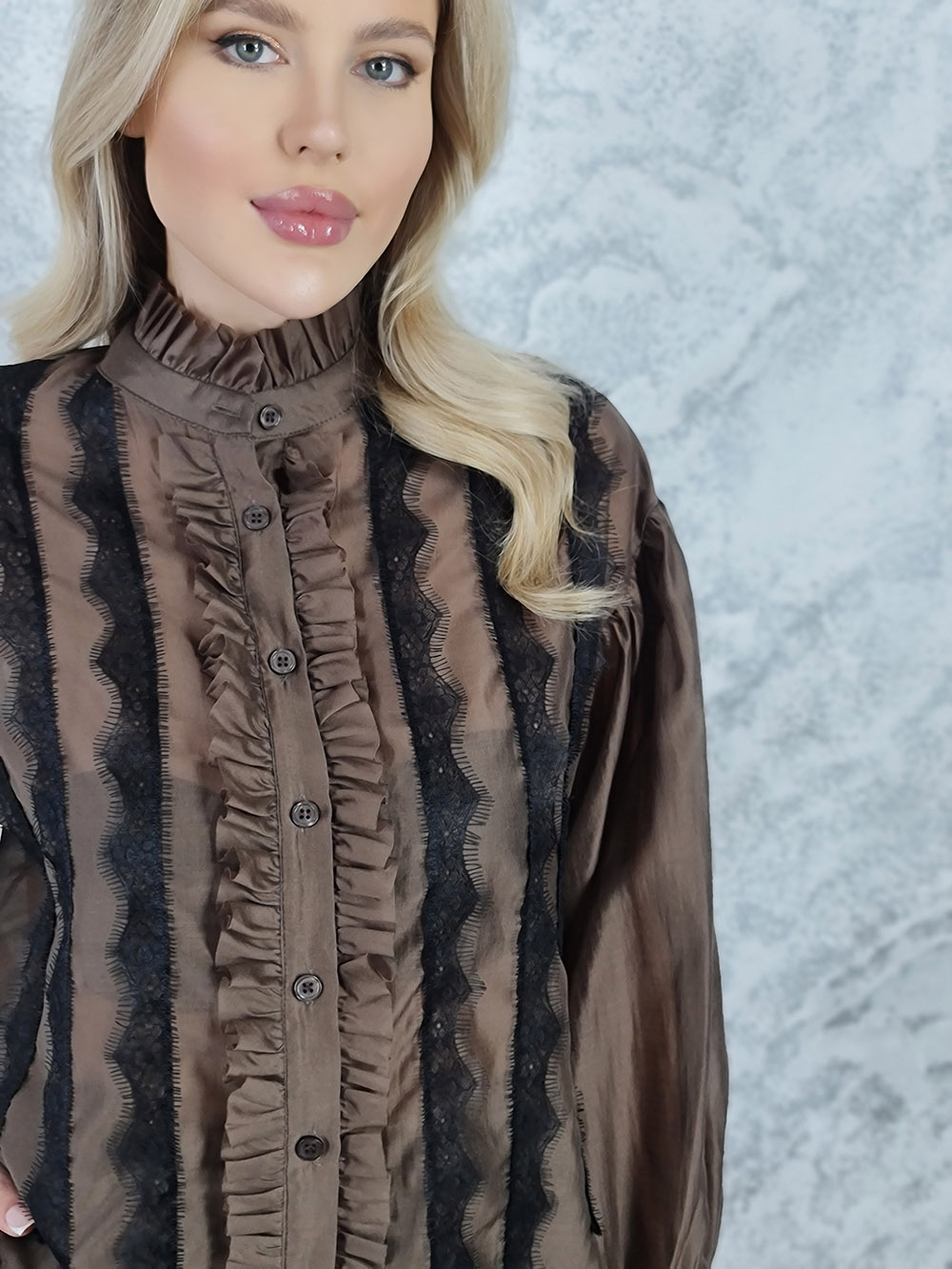 Блузка MIHO'S с рюшами и черным кружевом шоколад, фотография №2