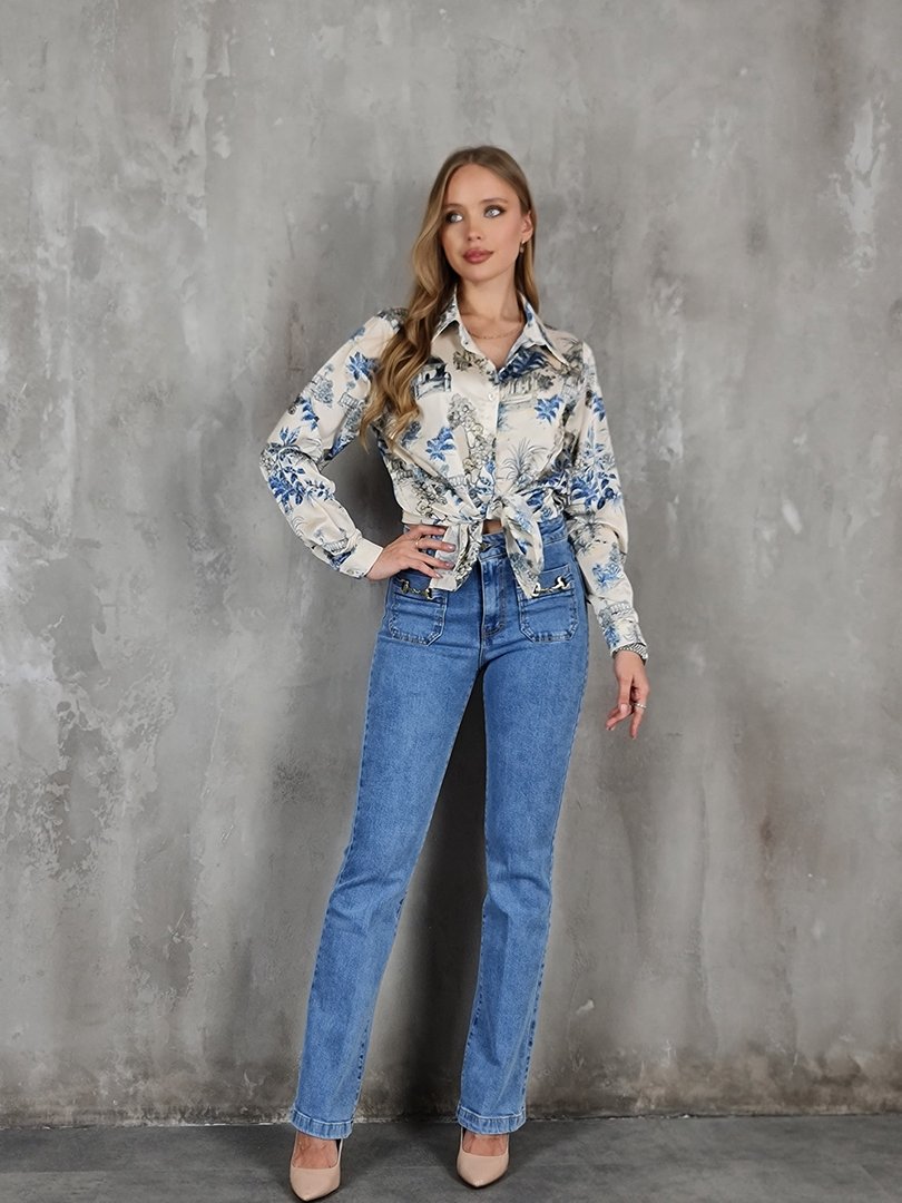 Рубашка Naiif атласная с голубым принтом зданий и растений молочная, фотография №3