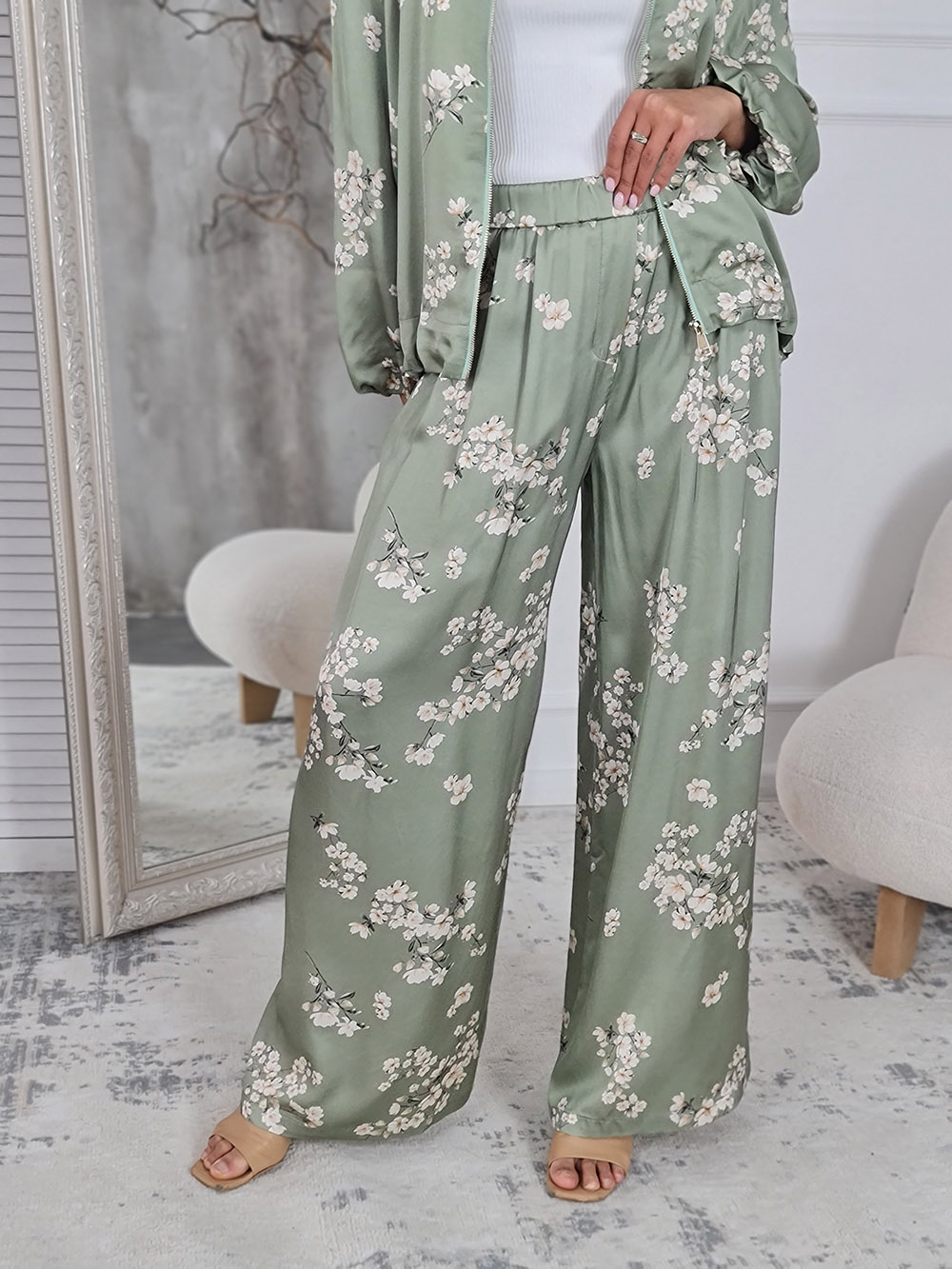 Костюм CLOTHÉ с цветочным принтом бомбер и брюки оливковый, фотография №2