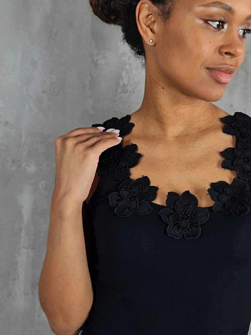 Топ LUMINA с цветочками по горлышку спереди черный, фотография №2