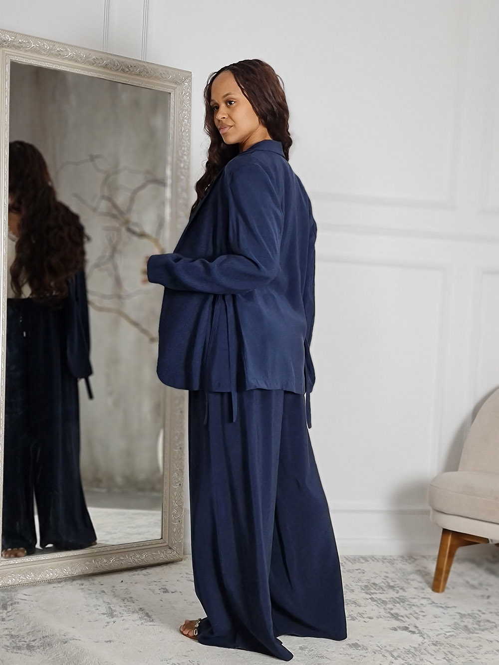 Костюм CLOTHÉ тонкий брюки и пиджак сбоку на завязках темно-синий, фотография №3