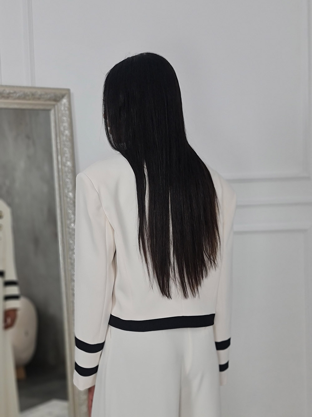 Пиджак Imperial с черными вставками и золотыми пуговицами молочный , фотография №4