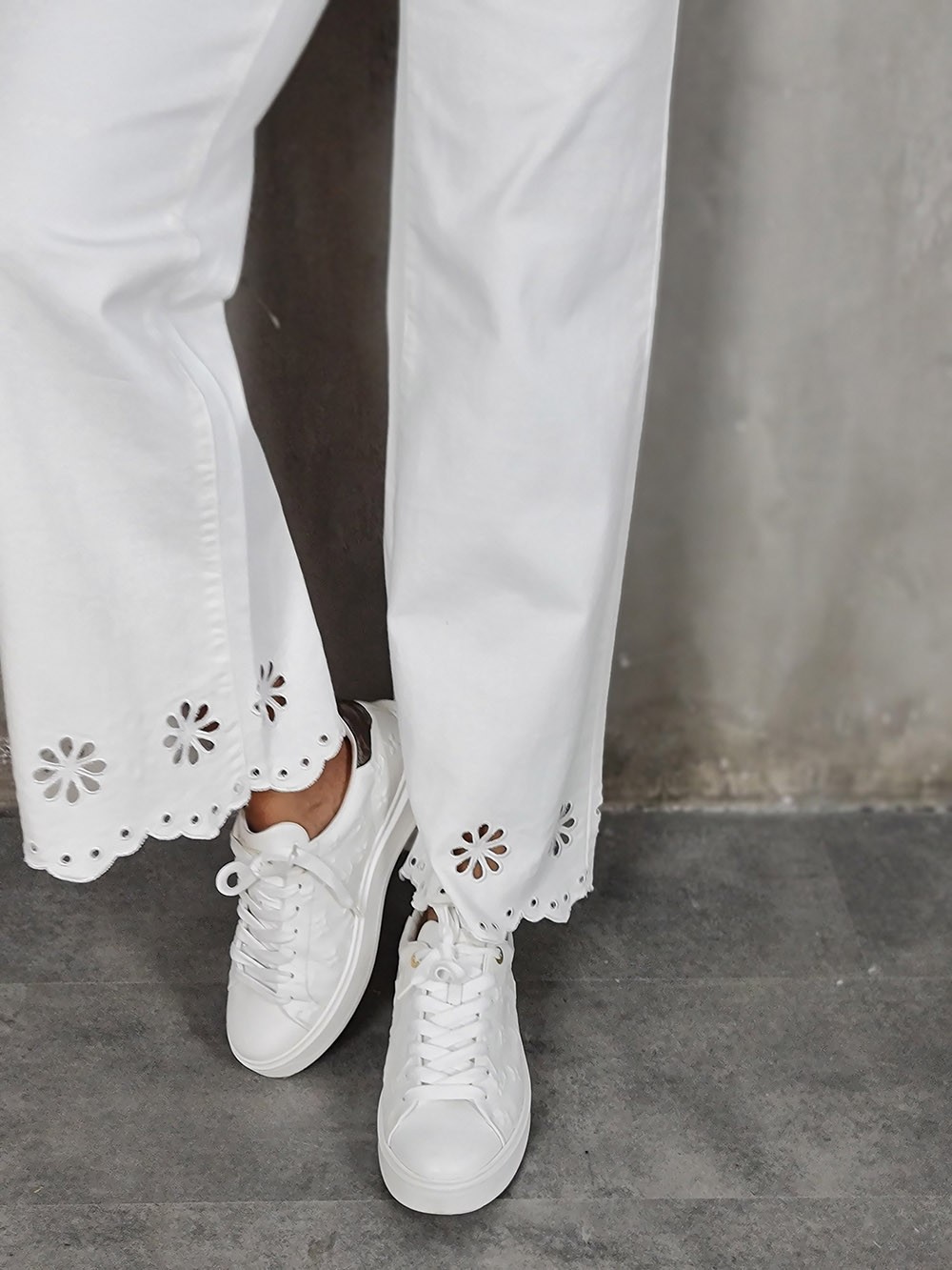 Джинсы Shaken с вырезанными цветами внизу белые, фотография №3