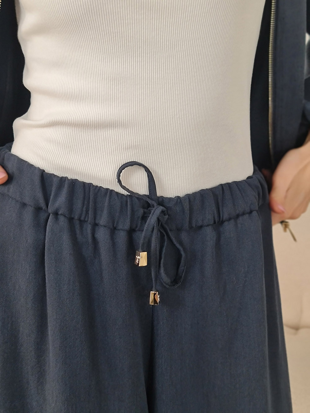 Брюки CLOTHÉ на резинке плотная ткань темно-синие, фотография №3