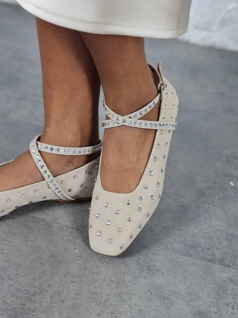 Балетки L'Estrosa замшевые с ремешком и стазами бежевые, фотография №2