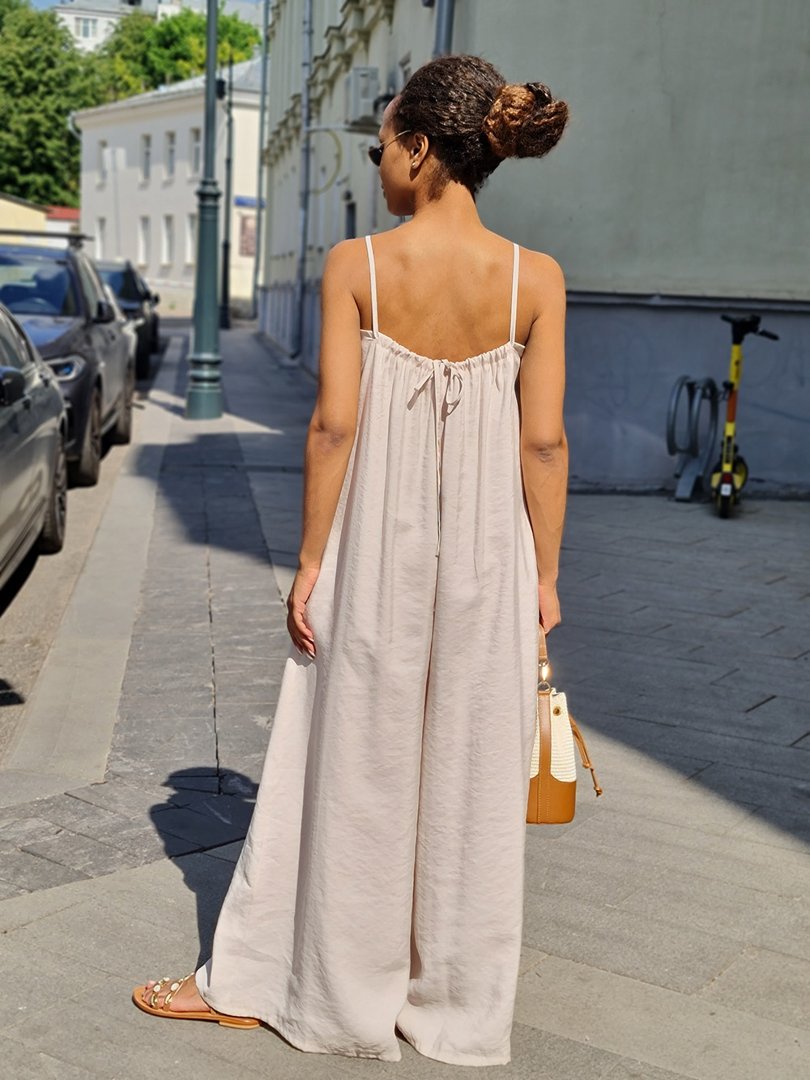 Комбинезон Motel на тонких лямках с брошью бежевый, фотография №4