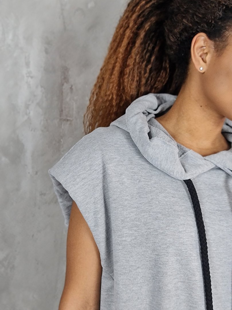 Платье Vicolo с капюшоном и завязками серое, фотография №6