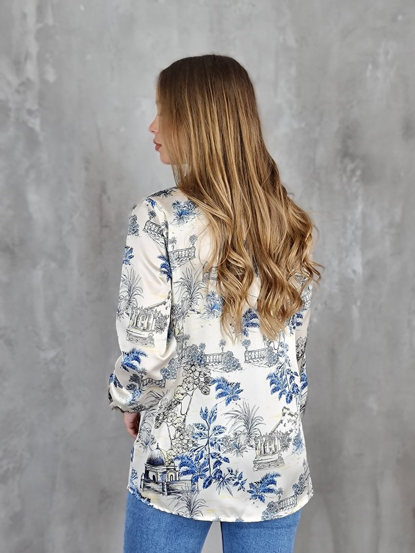 Рубашка Naiif атласная с голубым принтом зданий и растений молочная, фотография №4
