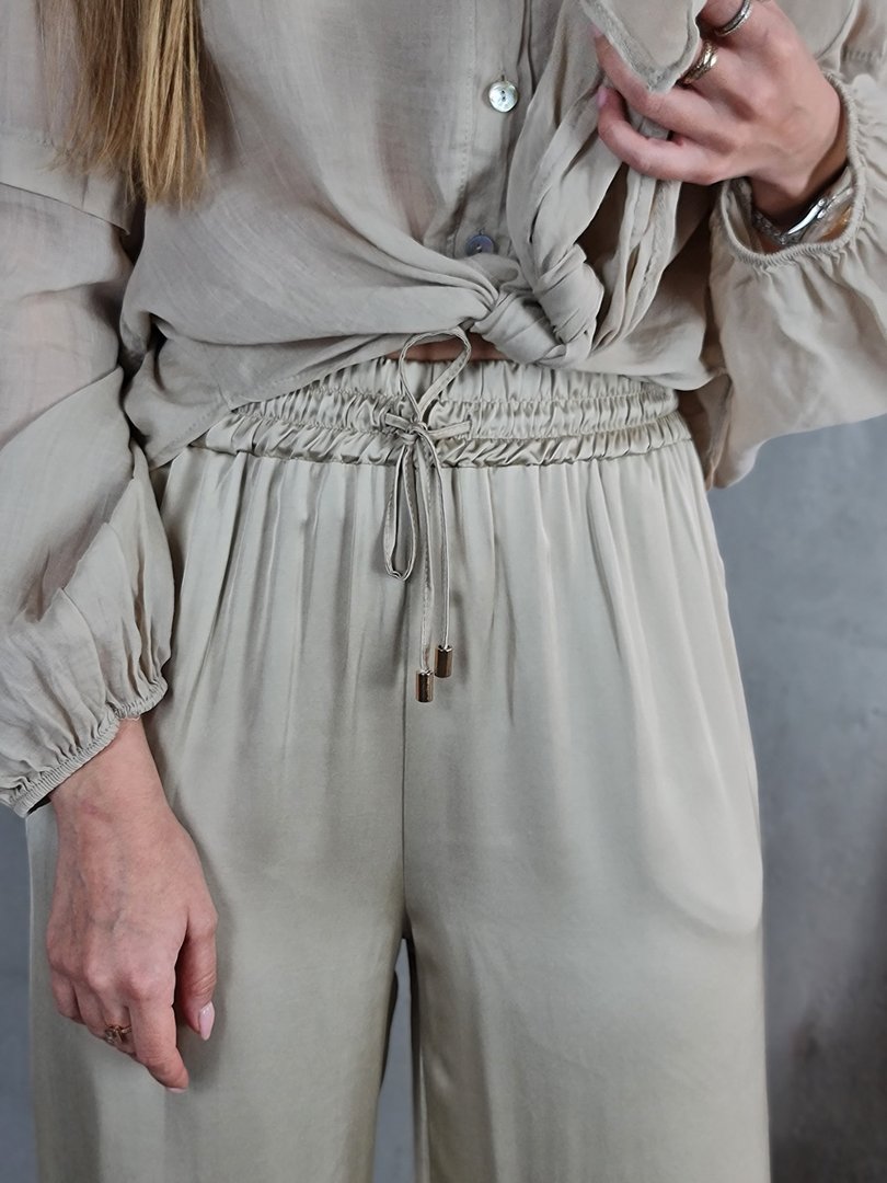 Брюки атласные CLOTHÉ на резинке со шнурками золотистые, фотография №4