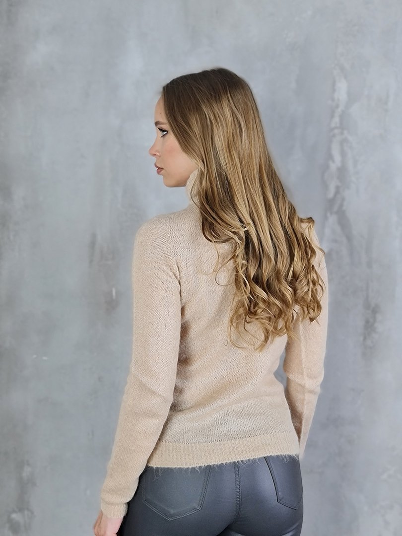 Джемпер Kontatto пушистый с высоким воротом песочный (Ecru), фотография №2