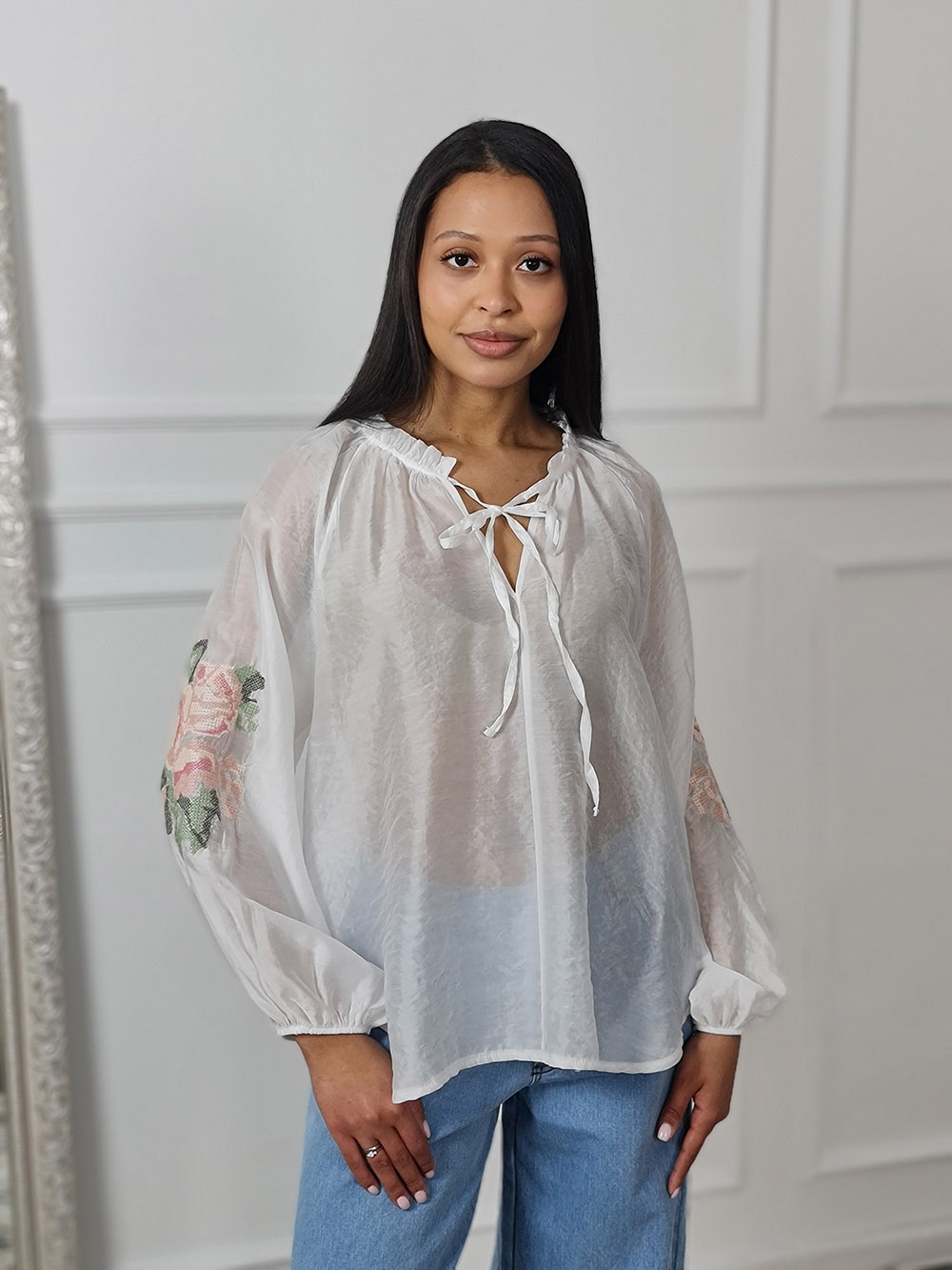 Блузка MIHO'S с вышивкой на рукаве розы белая, фотография №1