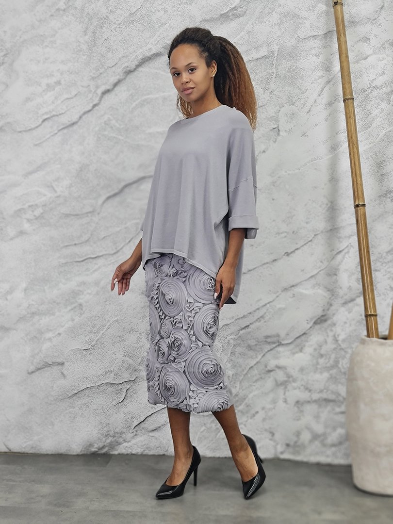 Костюм BEAUTY WOMEN джемпер и юбка с объемными цветами серый, фотография №2