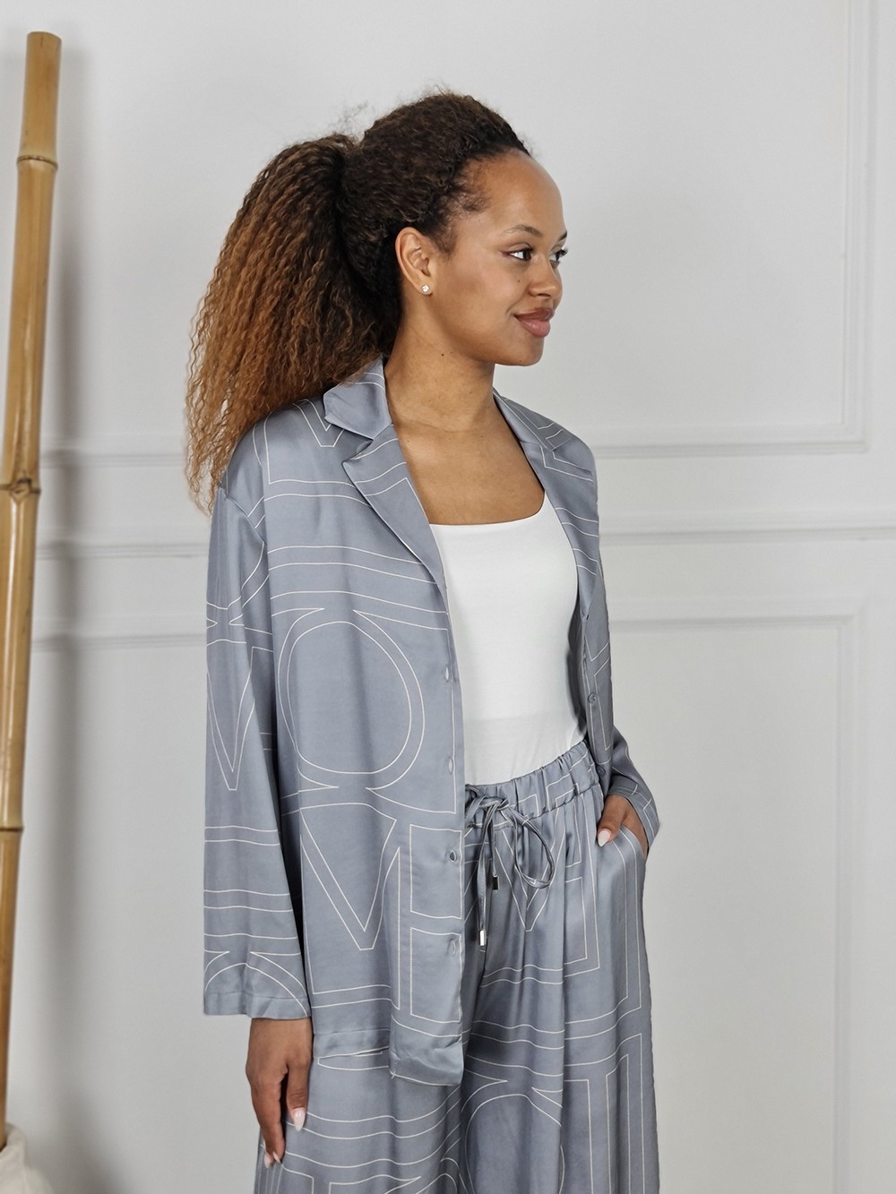 Костюм CLOTHÉ атласный рубашка и брюки с принтом серый, фотография №2