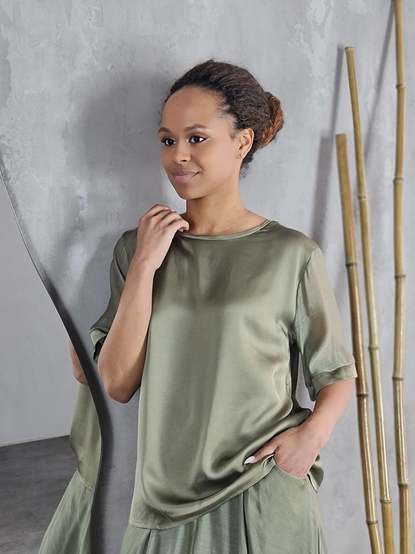 Костюм CLOTHÉ футболка с прозрачными рукавами и юбка хаки, фотография №3