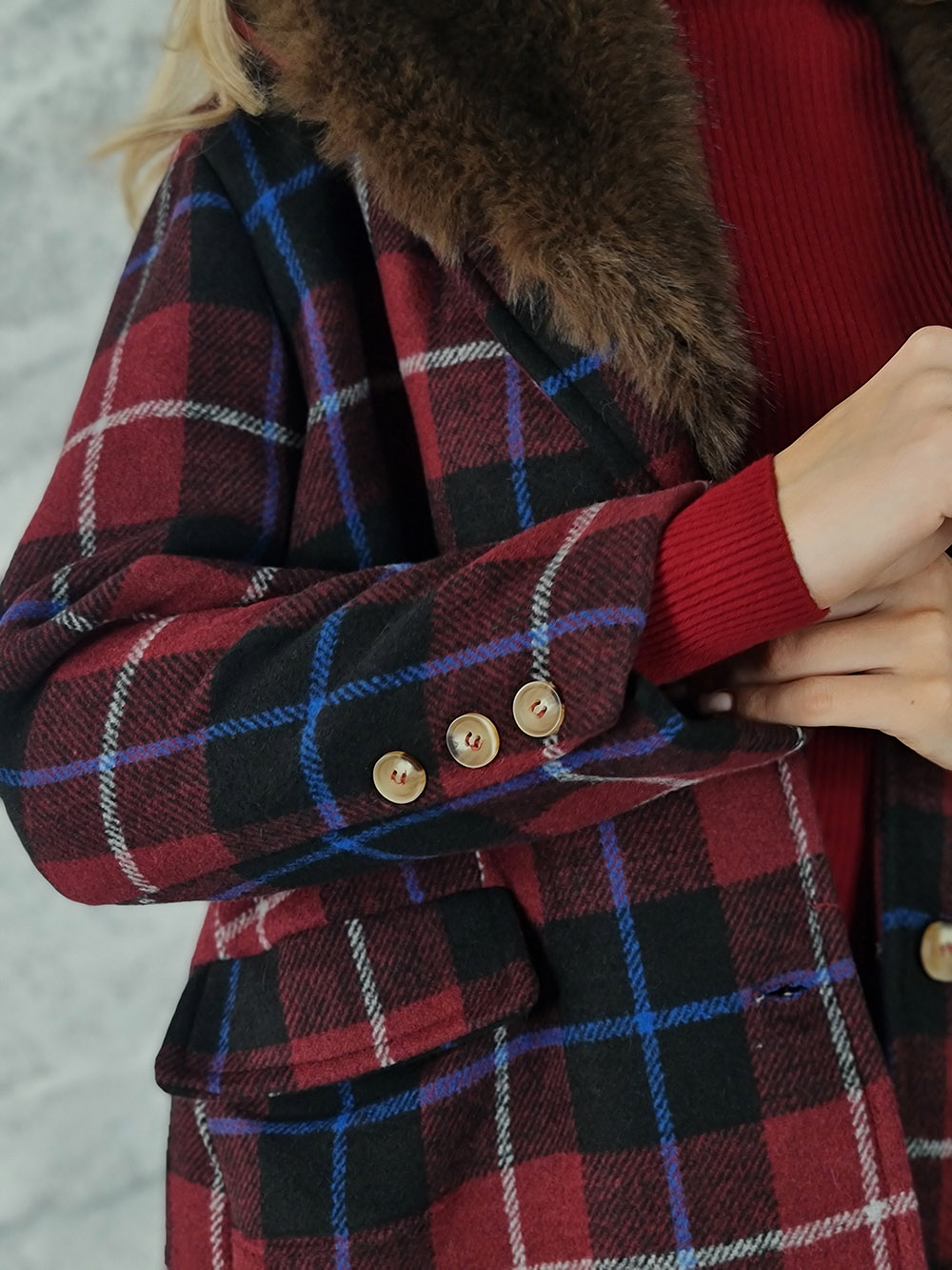 Укороченное пальто Mitica&Co. в клеточку с шерстью и пушистой опушкой красное , фотография №5