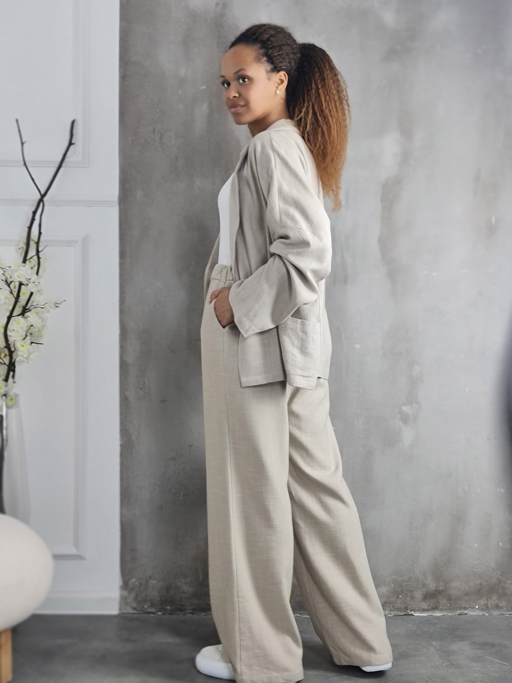 Костюм Atelier Emi льняной пиджак с карманами и брюки бежевый, фотография №3