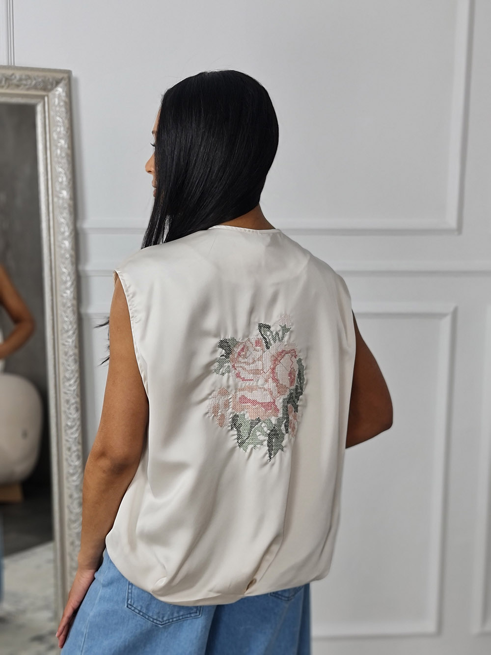 Жилетка MIHOs атласная с вышивкой розы на спине кремовая , фотография №3