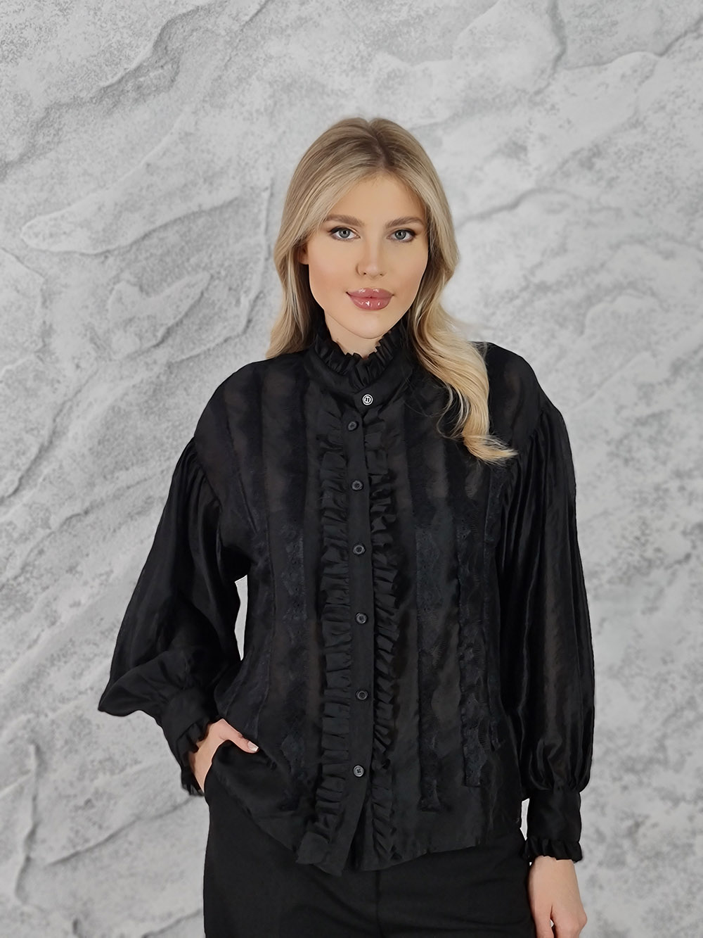 Блузка MIHO'S с рюшами и черным кружевом черная, фотография №1