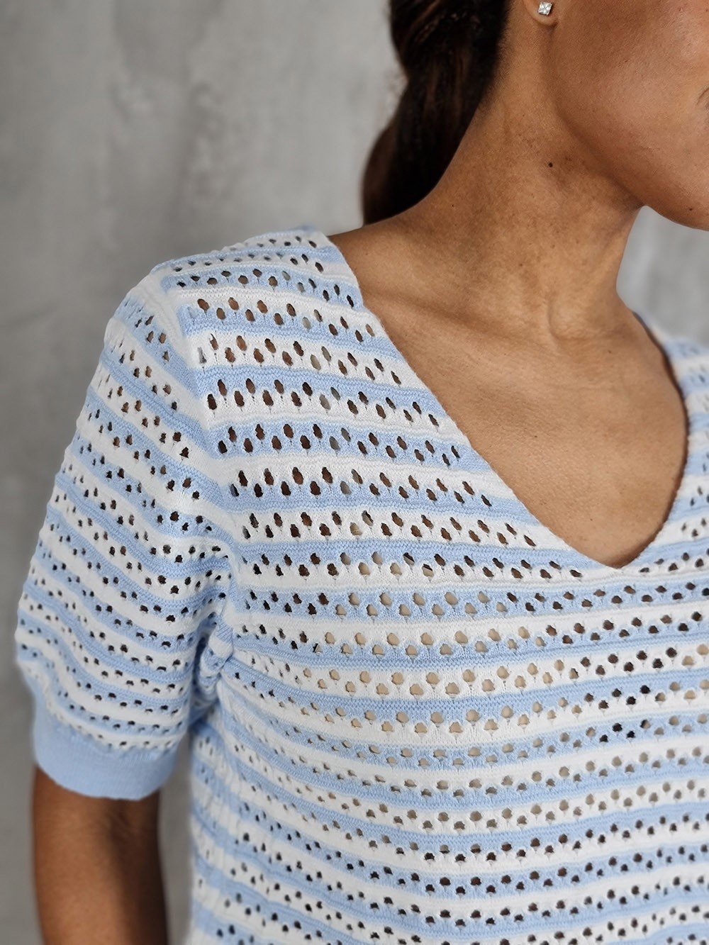 Джемпер LIVAN'S с коротким рукавом полосатый с дырками голубой, фотография №3