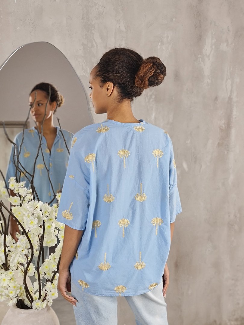 Рубашка Vicolo воздушная с заявязками с вышитыми пальмами голубая, фотография №2