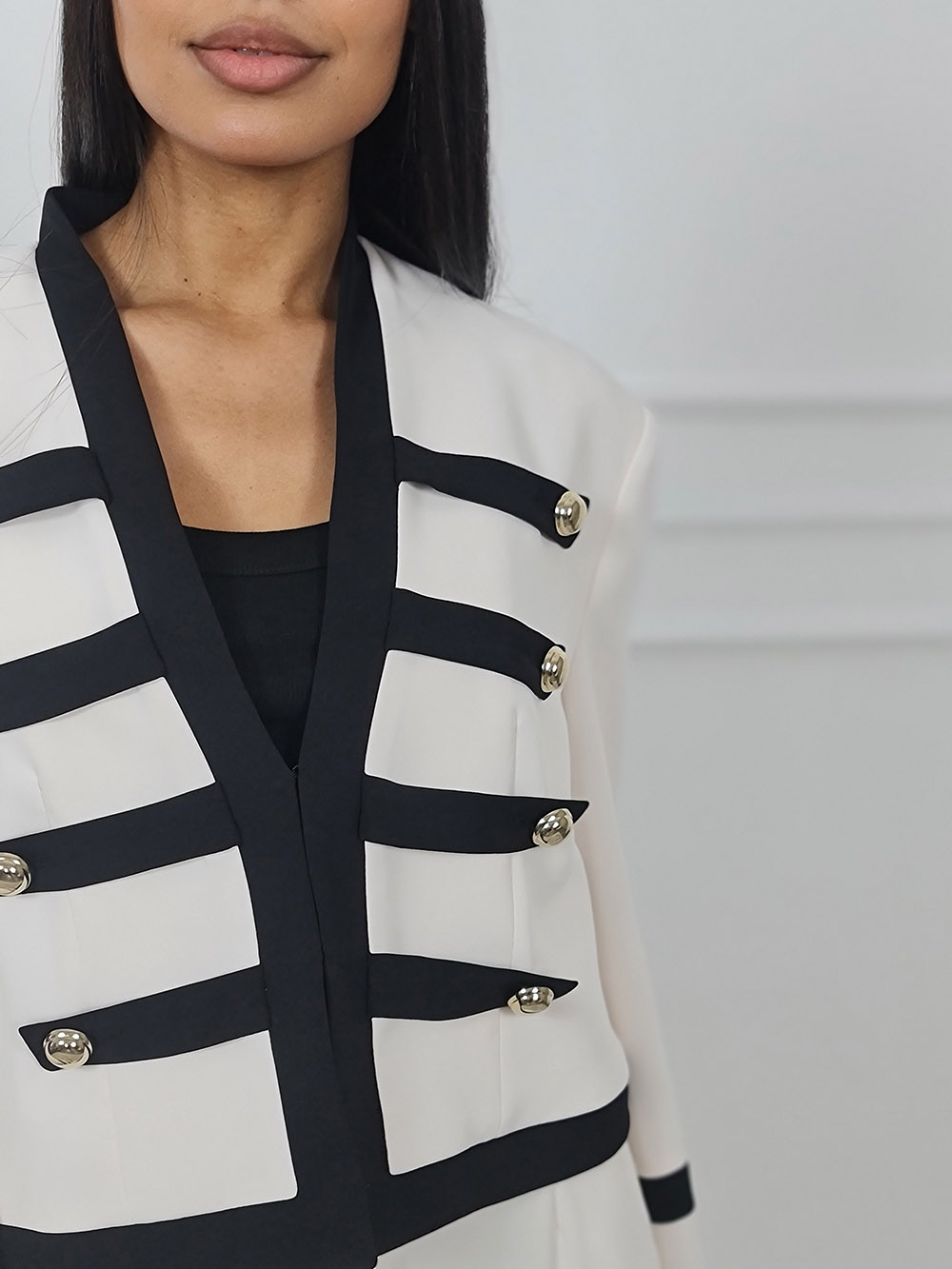 Пиджак Imperial с черными вставками и золотыми пуговицами молочный , фотография №3