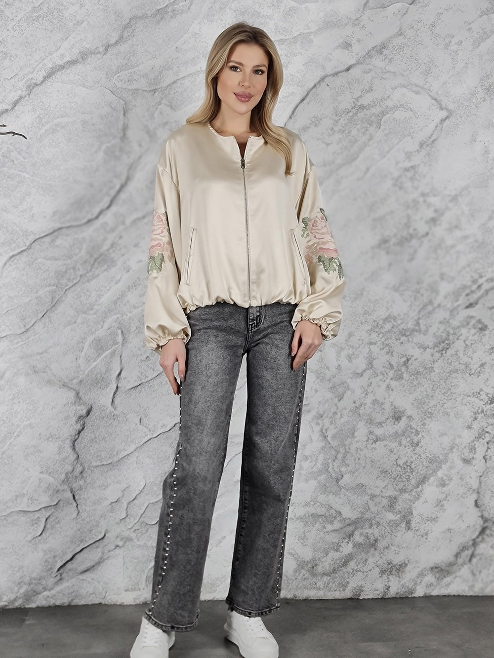 Бомбер MIHO'S атласный с вышивкой цветы на рукавах молочный, фотография №2
