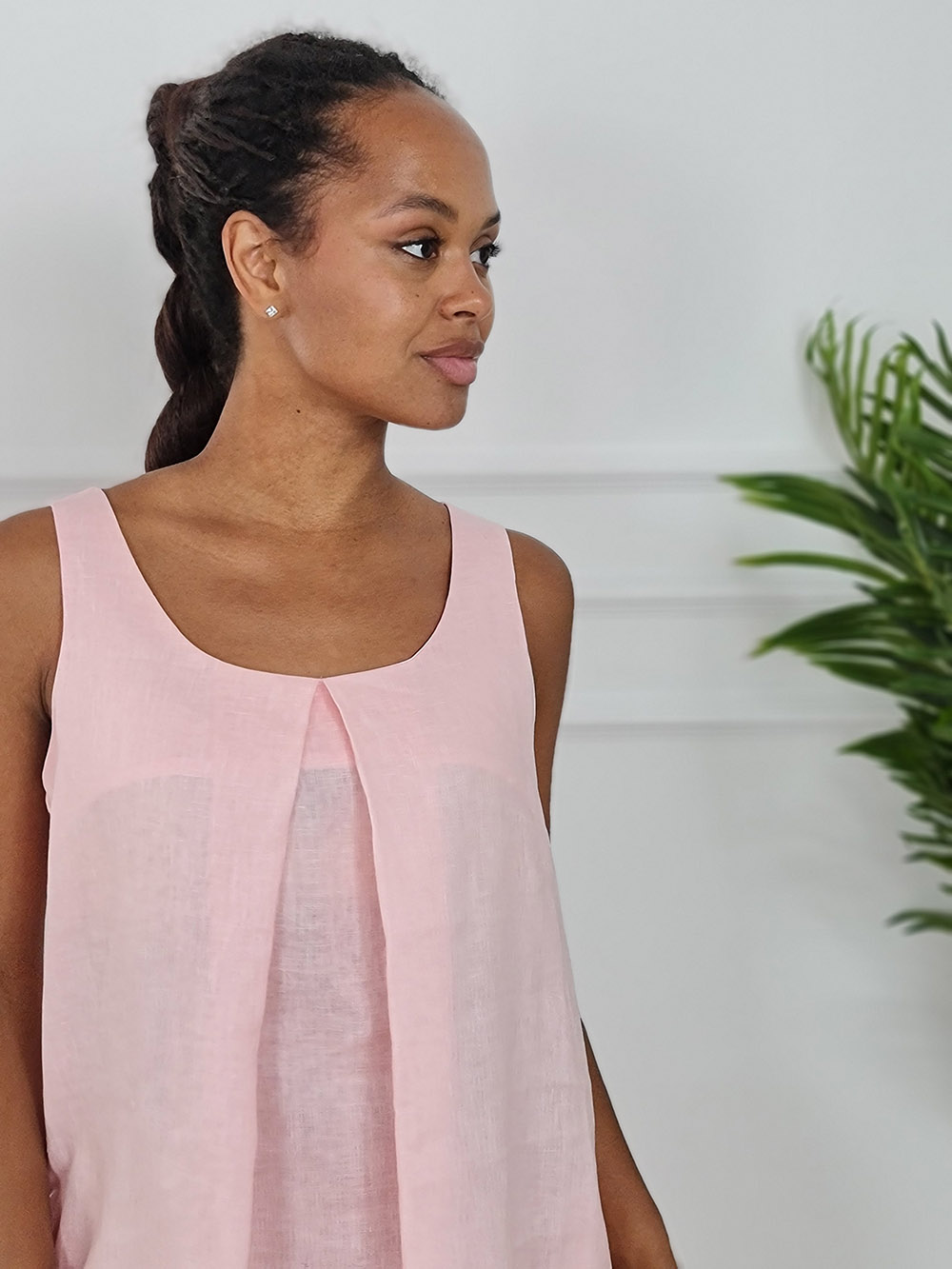 Платье CLOTHÉ льнянное на лямках со швуом на груди розовое, фотография №2