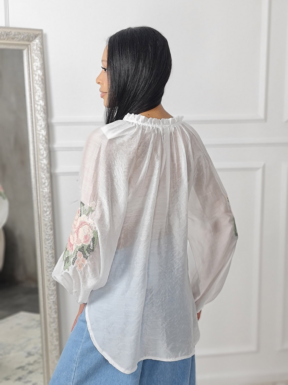 Блузка MIHO'S с вышивкой на рукаве розы белая, фотография №3