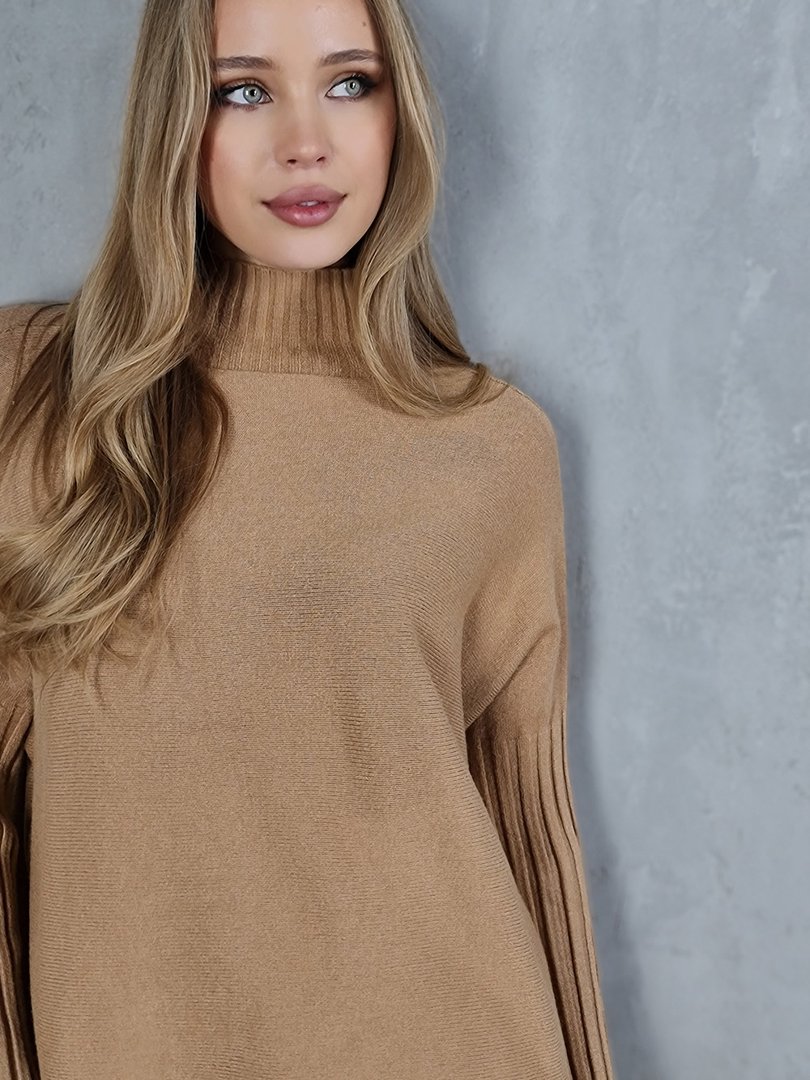 Джемпер J&J Couture удлинённый с фактурными рукавамии и воротом карамель, фотография №4