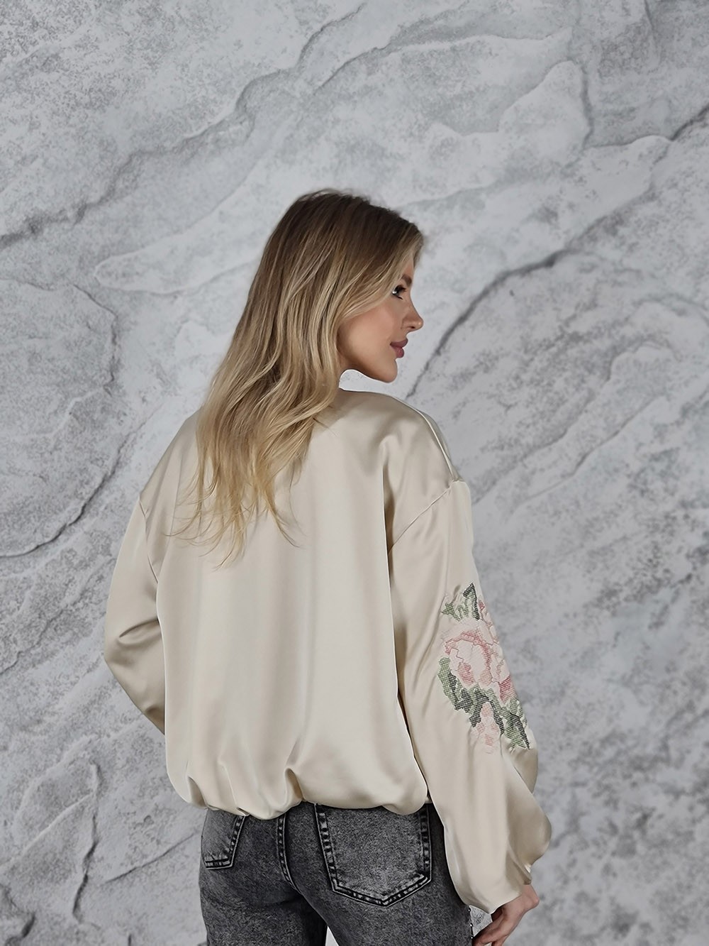 Бомбер MIHO'S атласный с вышивкой цветы на рукавах молочный, фотография №4
