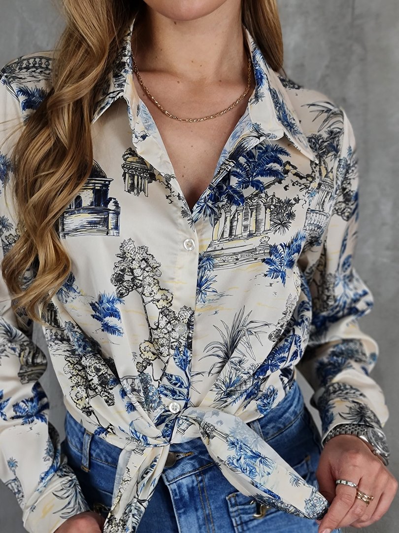 Рубашка Naiif атласная с голубым принтом зданий и растений молочная, фотография №5