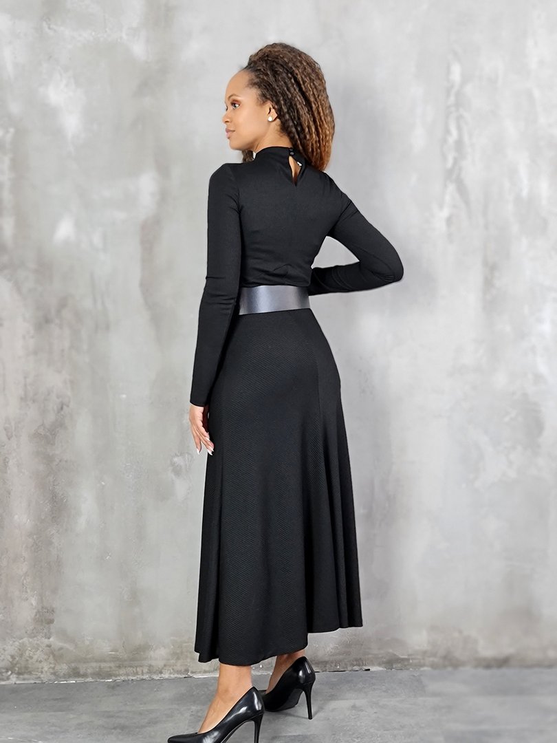 Платье Imperial длинное в рубчик с чёрным кожаным ремнем черное, фотография №2