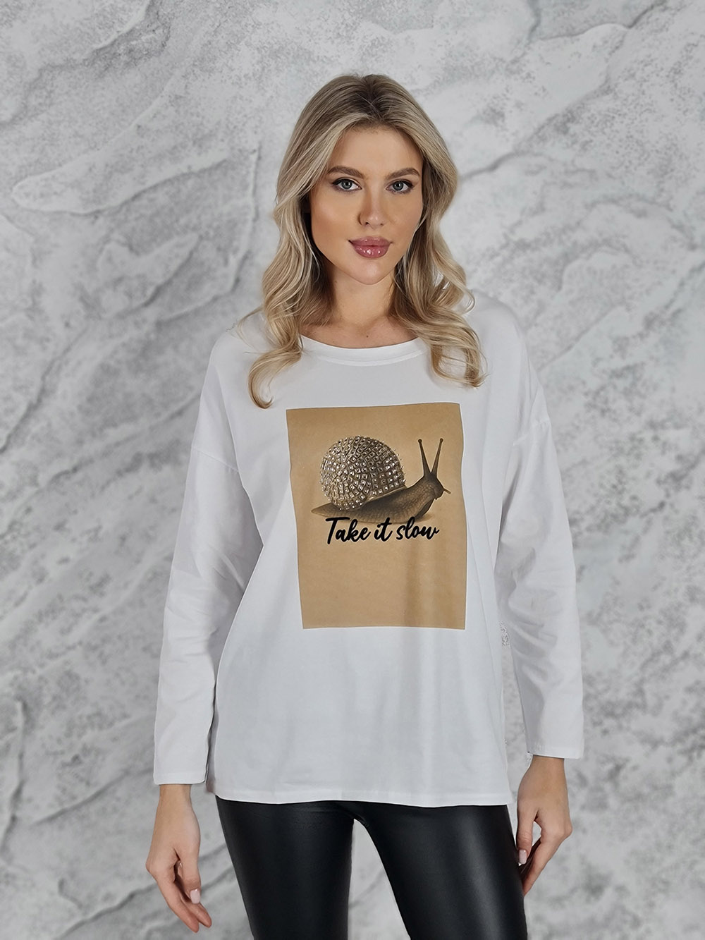 Лонгслив Mitica&Co. оверсайз низкое плечо принт улитка белый, фотография №1