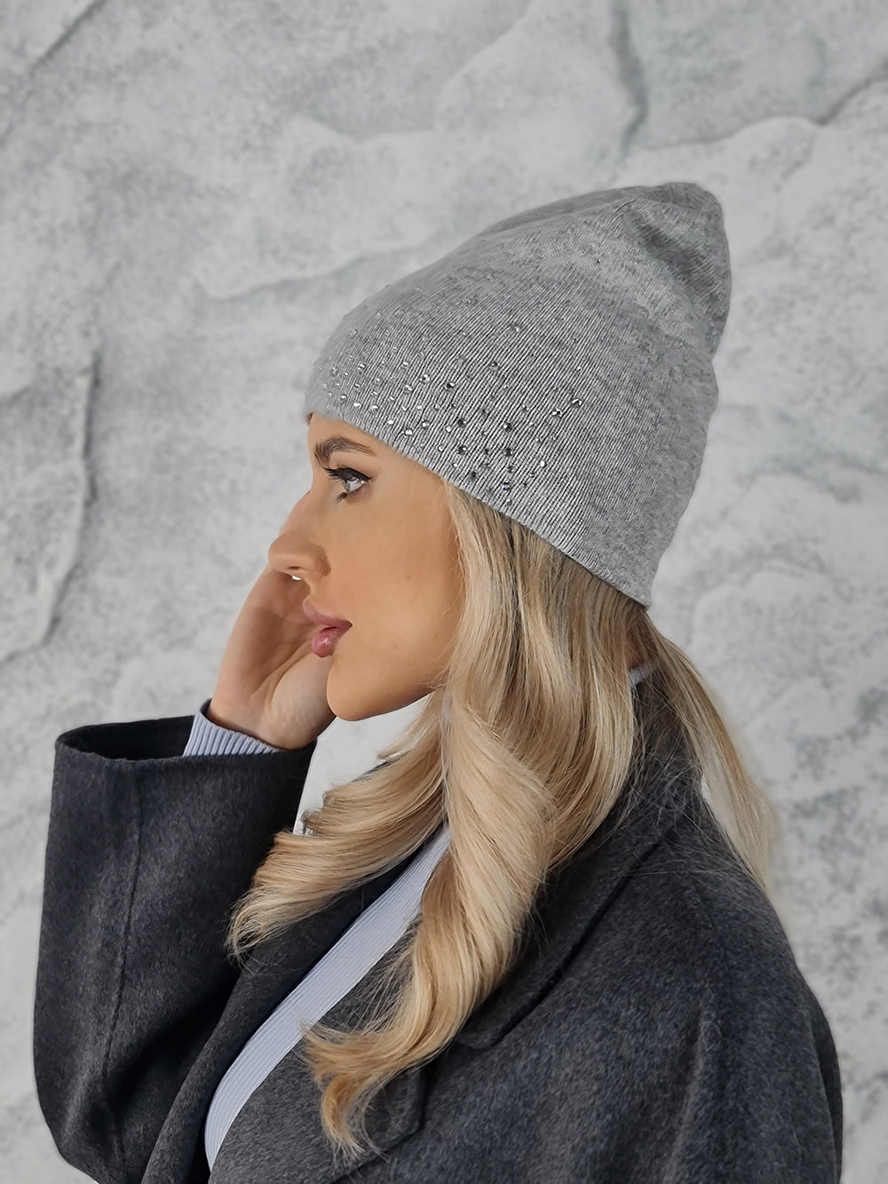 Шапка тонкая Mondana со стразами серая, фотография №3