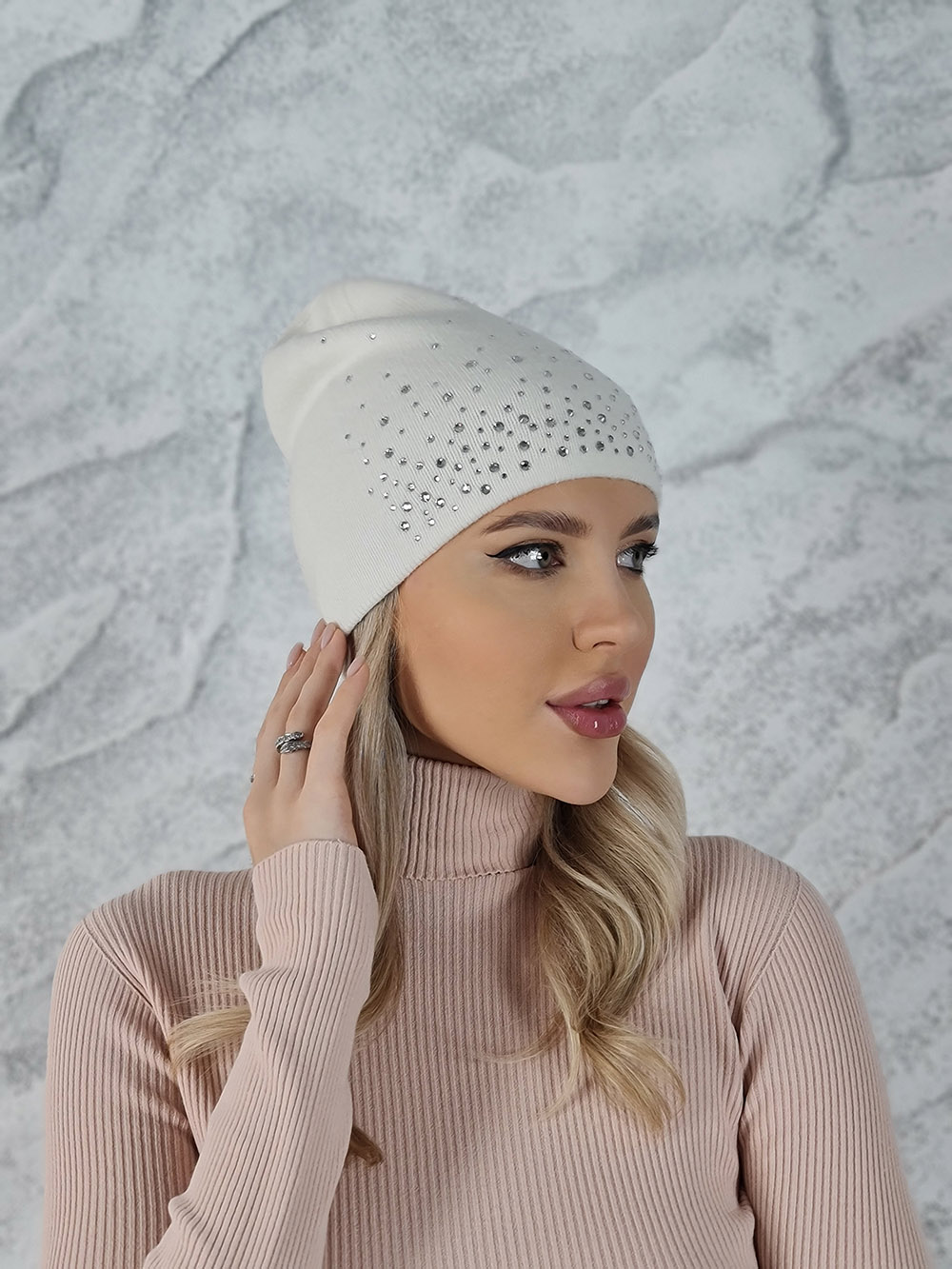 Шапка тонкая Mondana со стразами белая, фотография №4