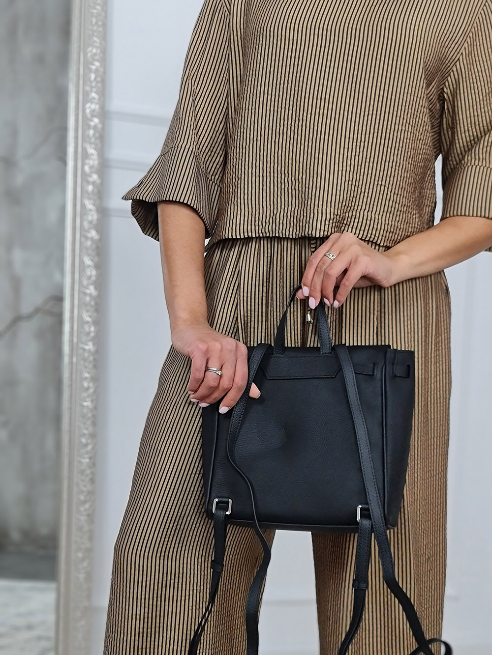 Рюкзак с серебрянной вставкой с ключиком черная, фотография №3