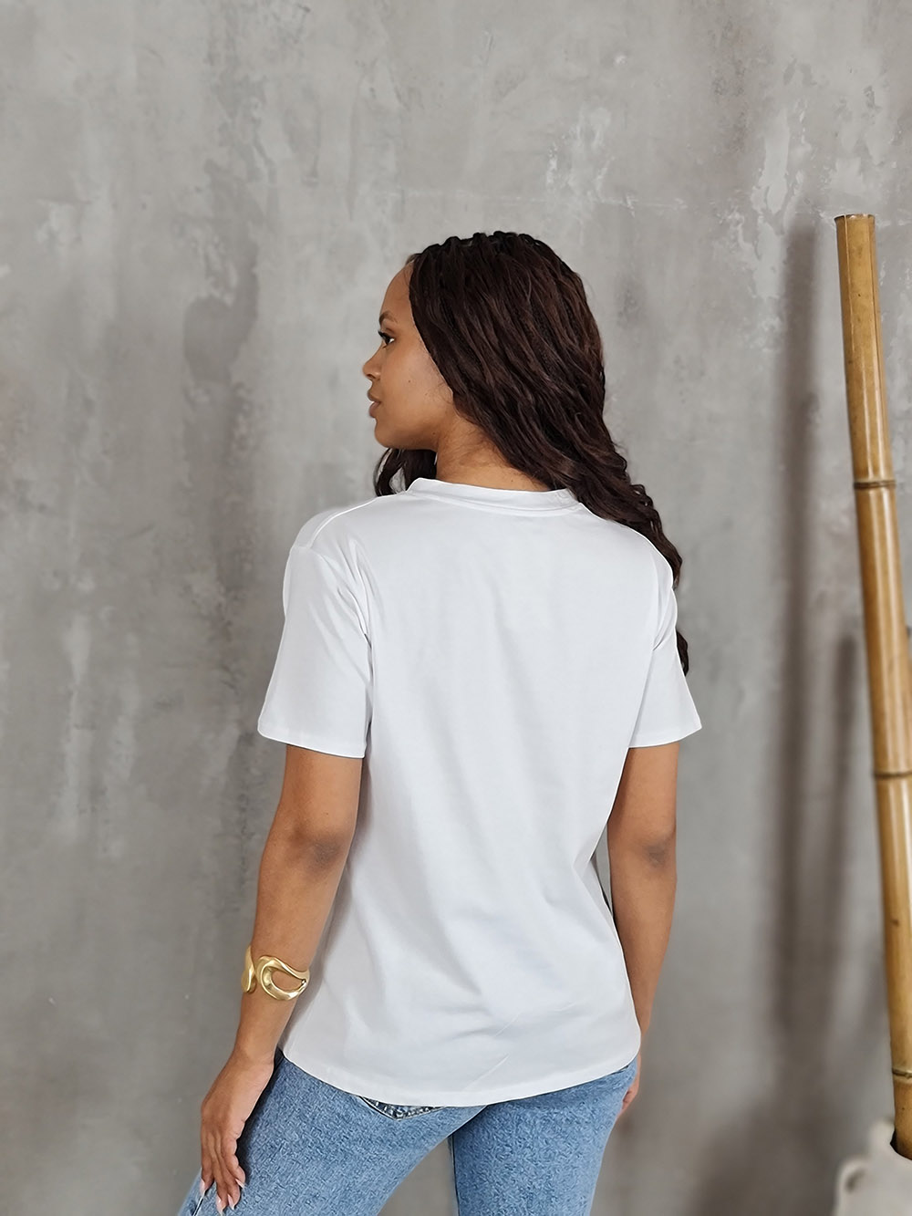 Футболка Mitica&Co. с принтом "Девушка с черной собака + красное сердце" белая , фотография №3