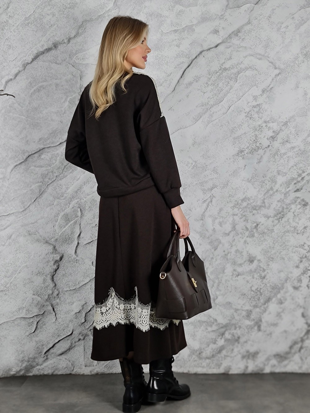 Костюм Mitica&Co. юбка свитшот с молочным кружевом и камнями на вороте шоколад, фотография №2
