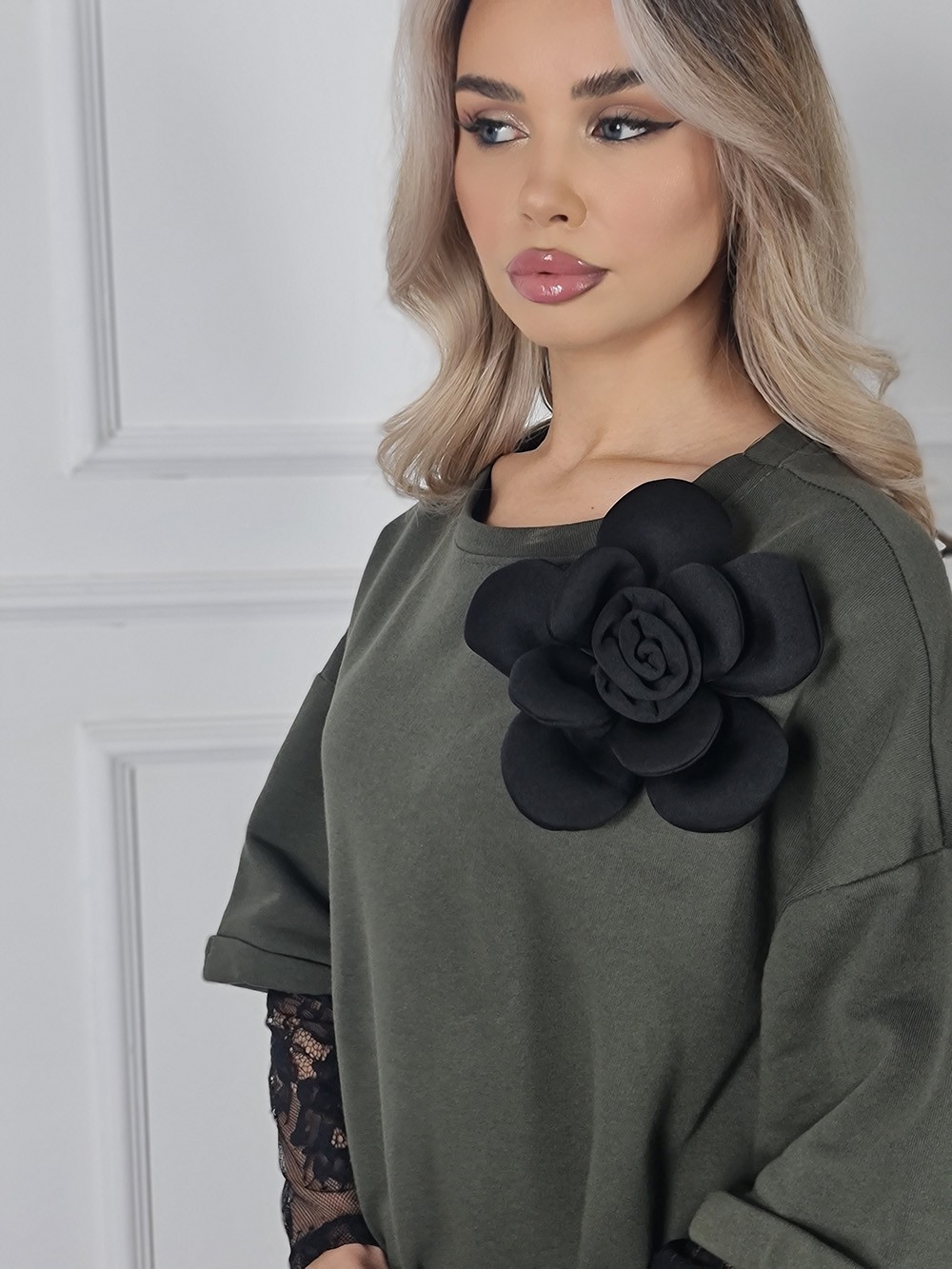 Платье Firenze с кружевными рукавами и подкладом с брошью-цветок оливковое, фотография №3