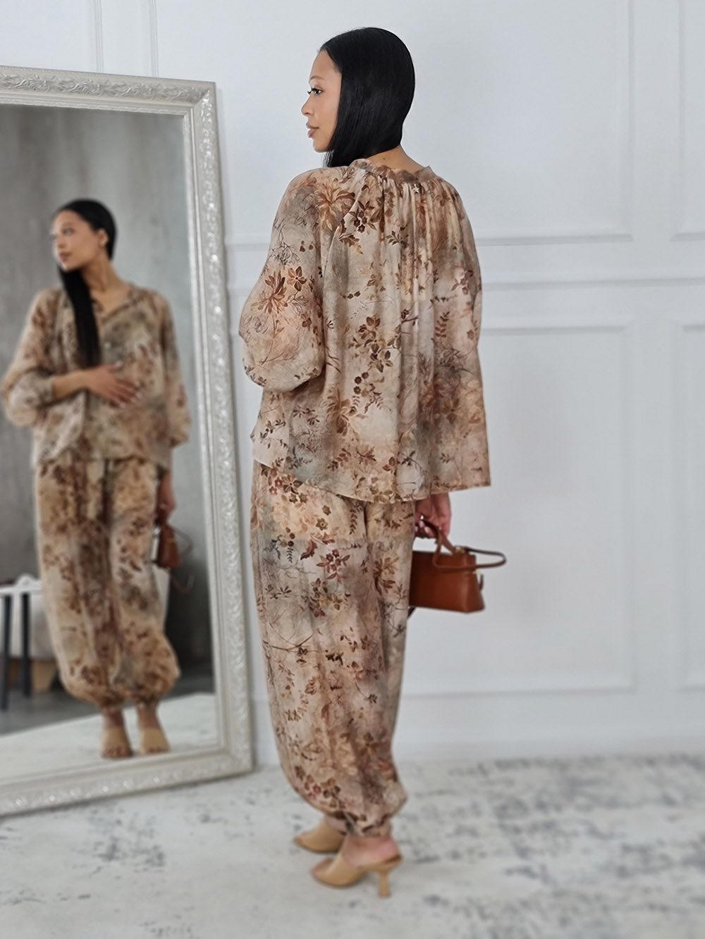 Костюм Souvenir блузка и брюки растительный принт бежевый, фотография №3