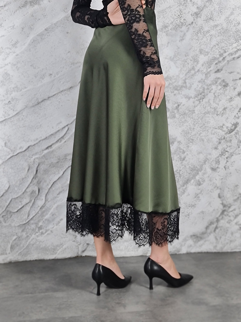 Юбка MIHO'S атласная с черным кружевом снизу хаки, фотография №3