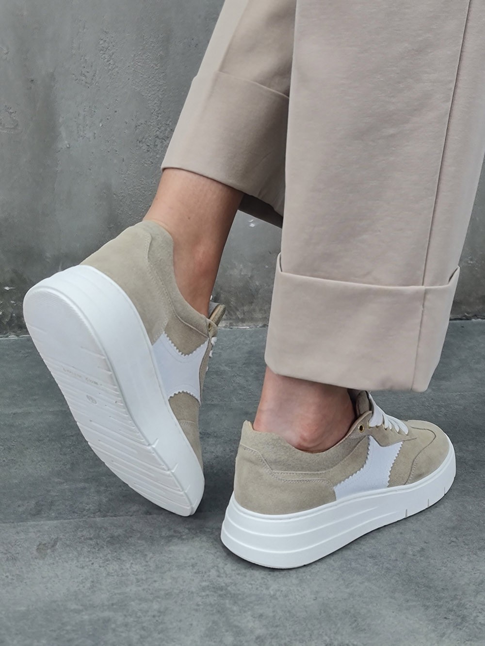 Кеды FEDERICA LANCIONI с белыми вставками замшевые бежевые, фотография №3